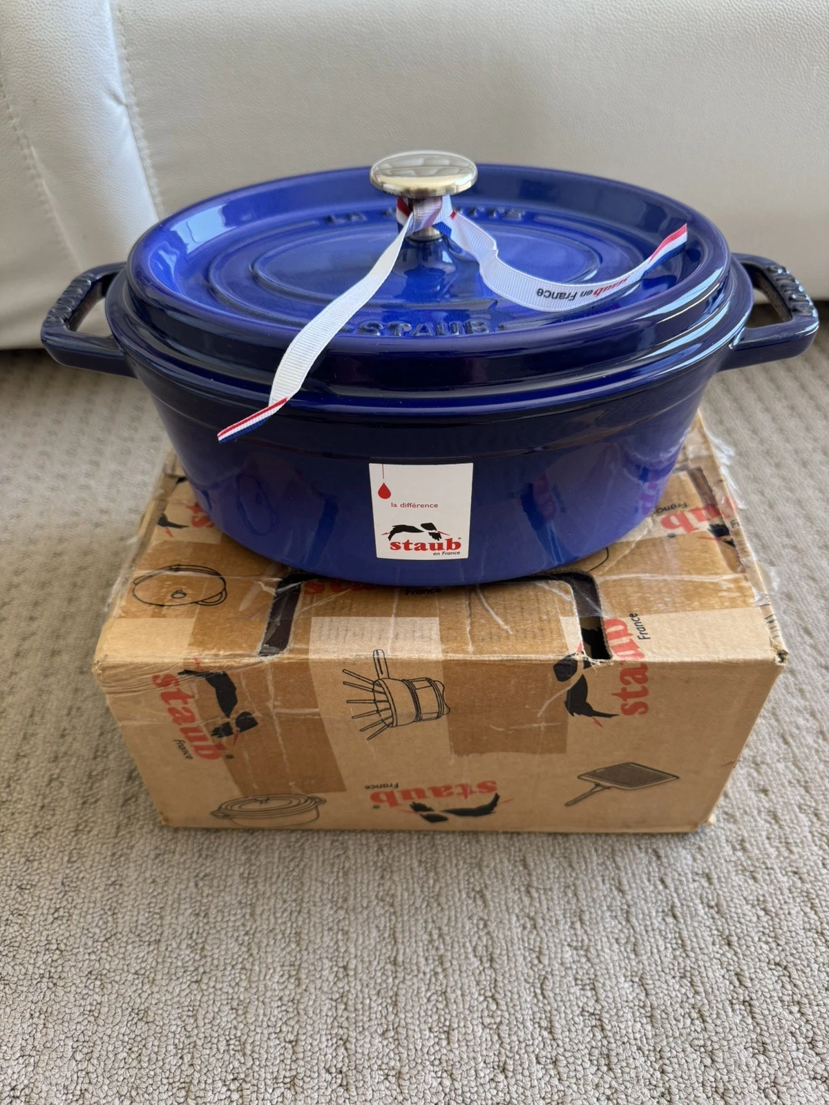 Staub Cast Iron Roaster/Cocotte, Oval 23 cm, 2.35 L