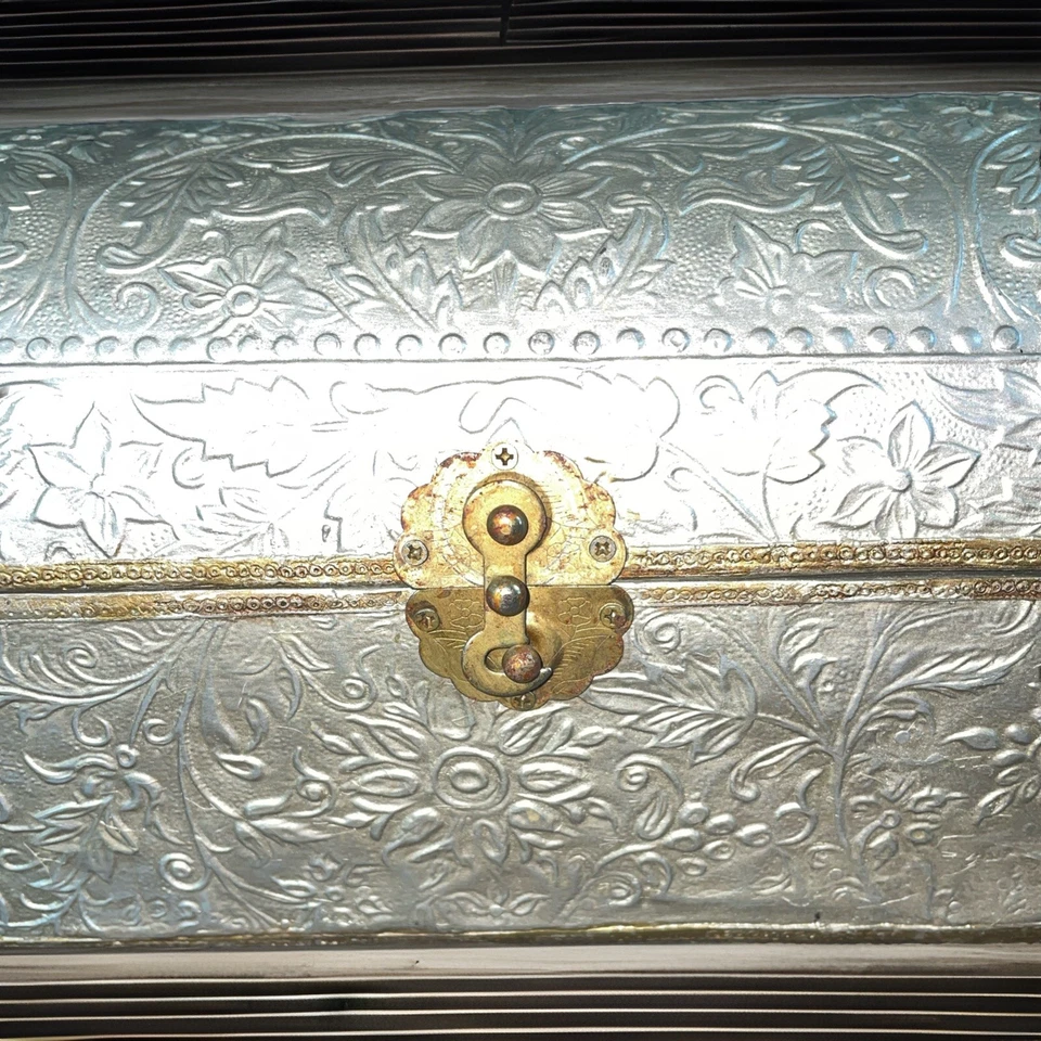 Joyero, diseño floral tallado a mano, herrajes de latón Foto 2 de 4