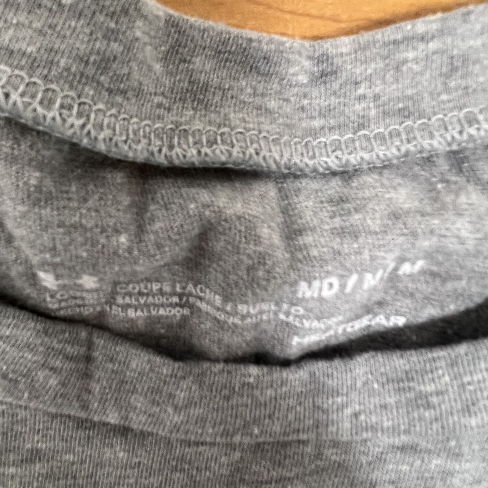 FILA Camicia UCLA Bruins da uomo grigio medio canottaggio maniche corte squadra rilasciata sotto armatura