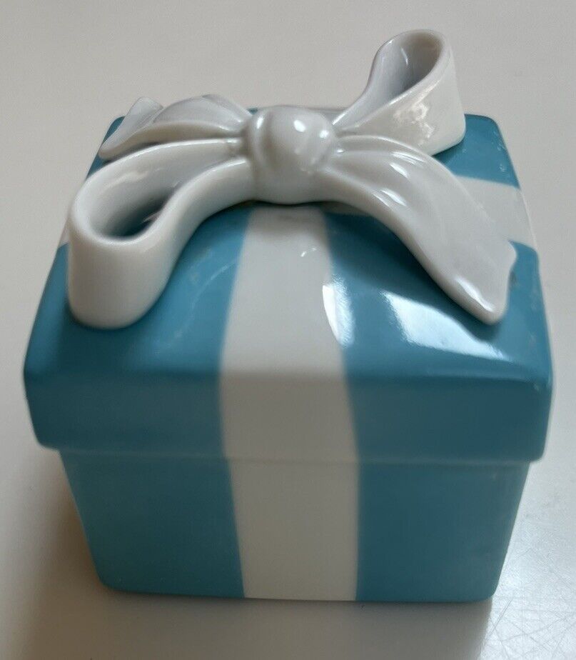 TIFFANY & CO BLUE BOX WHITE BOW TRINKET BOX PORCELAIN GIFT TIFFANY & CO BLUE BOX WHITE BOW TRINKET BOX PORCELAIN GIFT