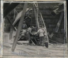 1945 Press Photo U.S. Army engineers rescue comrade, Ludendorff Bridge, Germany