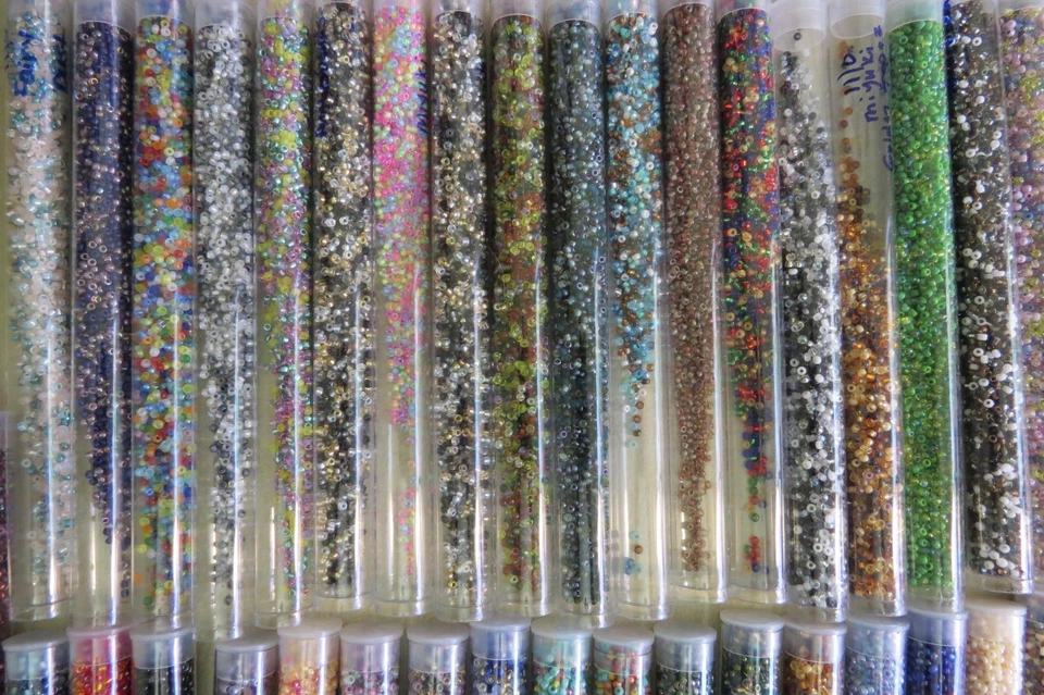 ENORME LOTE - Miyuki 11/0 Japón Mezcla de cuentas de semillas de vidrio redondo - 82 tubos Foto 3 de 4