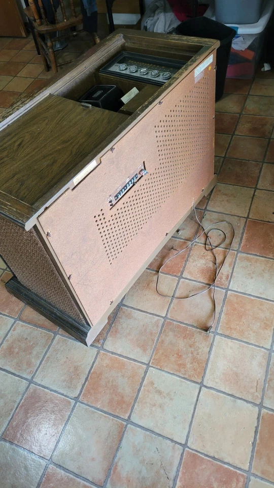 古董 Magnavox 收音机、唱片和 8 轨落地式立体声系统。工程 — 第 4/4 张图片