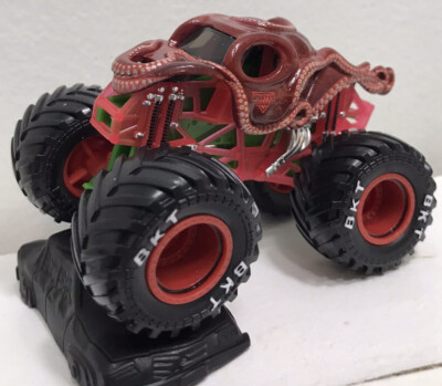 Hot Wheels Monster Jam Spinmaster Octon8er Octopus 1:64 Truck - Main Image