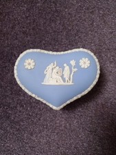 Wedgwood - blaue Jasperware Schmuckschatulle - neoklassizistische Szene - Top Zustand