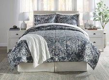 BrylaneHome Damask Quilt Set