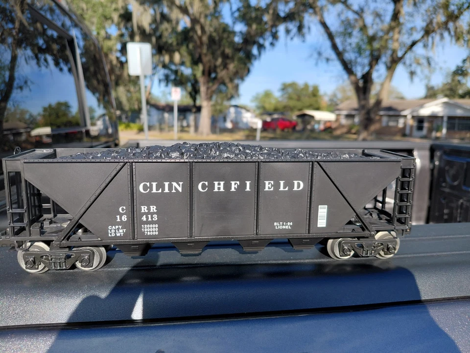 Lionel 6-16413 Clinchfield 4-Bay Hopper w/ Simulated Coal Load Car - Image 2 of 4