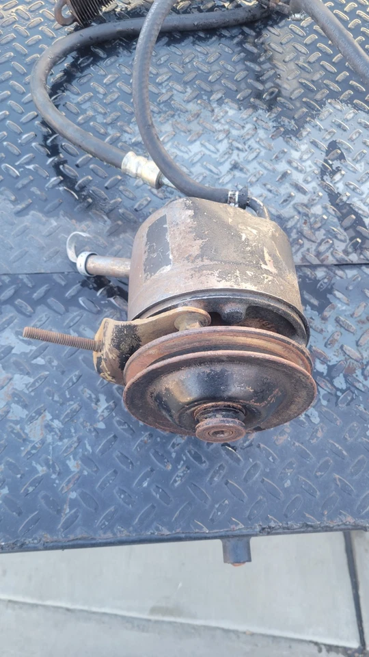 Bomba de dirección asistida Lincoln Continental Mark III con mangueras 460 V8 Foto 2 de 4