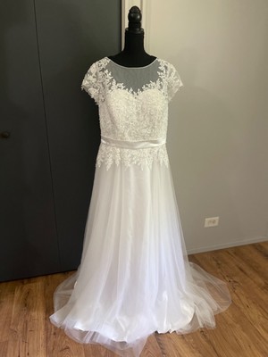 Beautiful Andria Private Collection SZ 20W A-Line Illusion Neckline Tulle Skirt