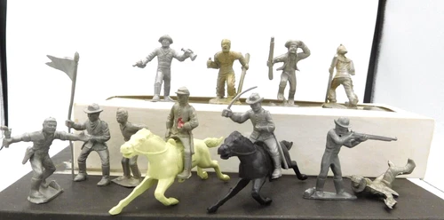 Marx 45mm Silver Pioneers 11 Figures and Two Horses