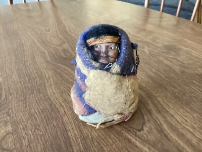 Vintage Skookum Puppe sitzend in Decken Indianer.