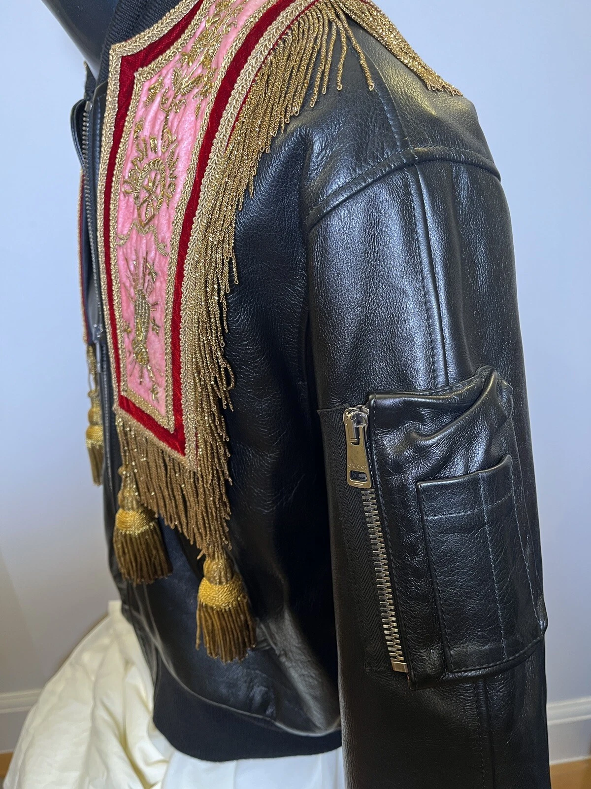 GIACCA BOMBER IN PELLE GUCCI con caratteristiche a spalla ricamata a mano nuova con etichette