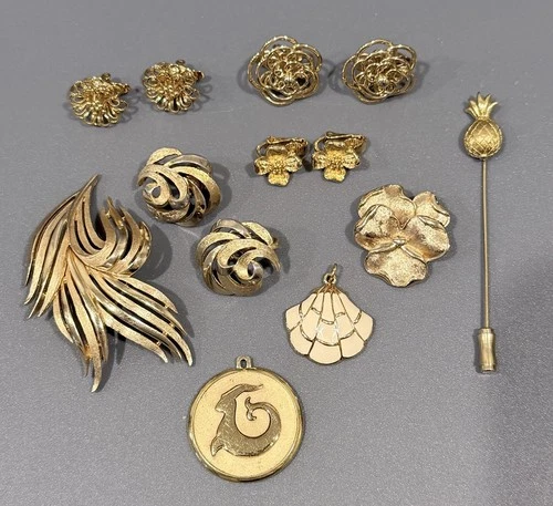 Vintage Trifari Gold Tone Jewelry Lot Clip Earrings Brooch Stick Pin Pendants