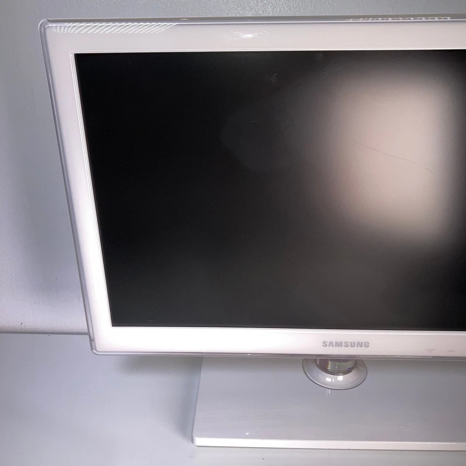 SAMSUNG UE19D4010NW LED TV 19" Inch White Universal Remote Working Not Smart - Image 4 of 4