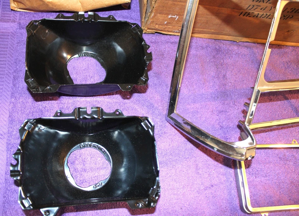1977 1978 Lincoln Versailles NOS RH FRONT HEAD LAMP DOOR BEZEL BUCKET RING KIT - Image 4 of 4
