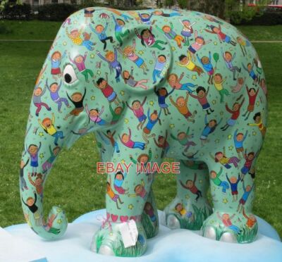 FOTO GEMALTER ELEFANT ELEFUN IM GRÜNEN PARK DIES IST VON ROSIE BROOKS. 2010