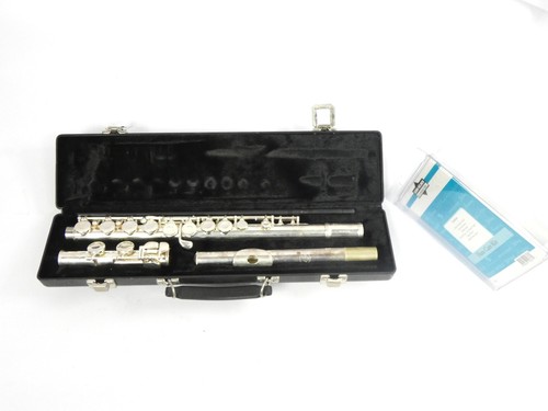 Gemeinhardt 2SP Closed Hole Flute with Case and Care Kit