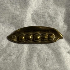 Niagara Falls Canada 1986 Brass Pea Pod Souvenir Collectible