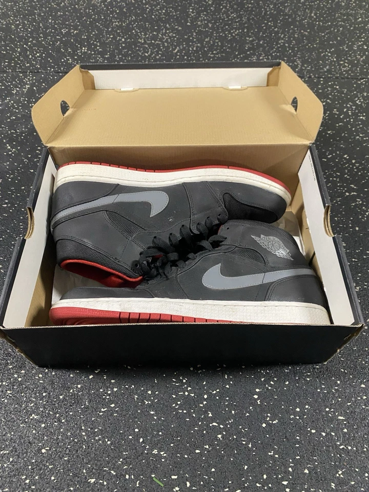 Air Jordan 1 Mid Negro/Gris Frío-Rojo Gimnasio Hombre Talla 11.5 Foto 2 de 4