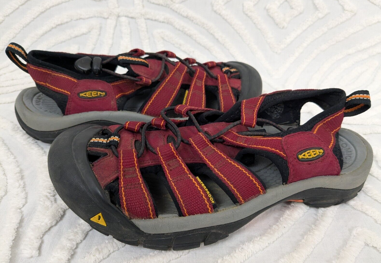 Scarpe sandali da donna Keen escursionismo Newport H2 acqua taglia US 7 rosso scuro e grigio