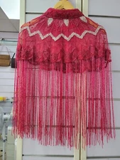 Capa/poncho de piedreria con flecos color rojo.