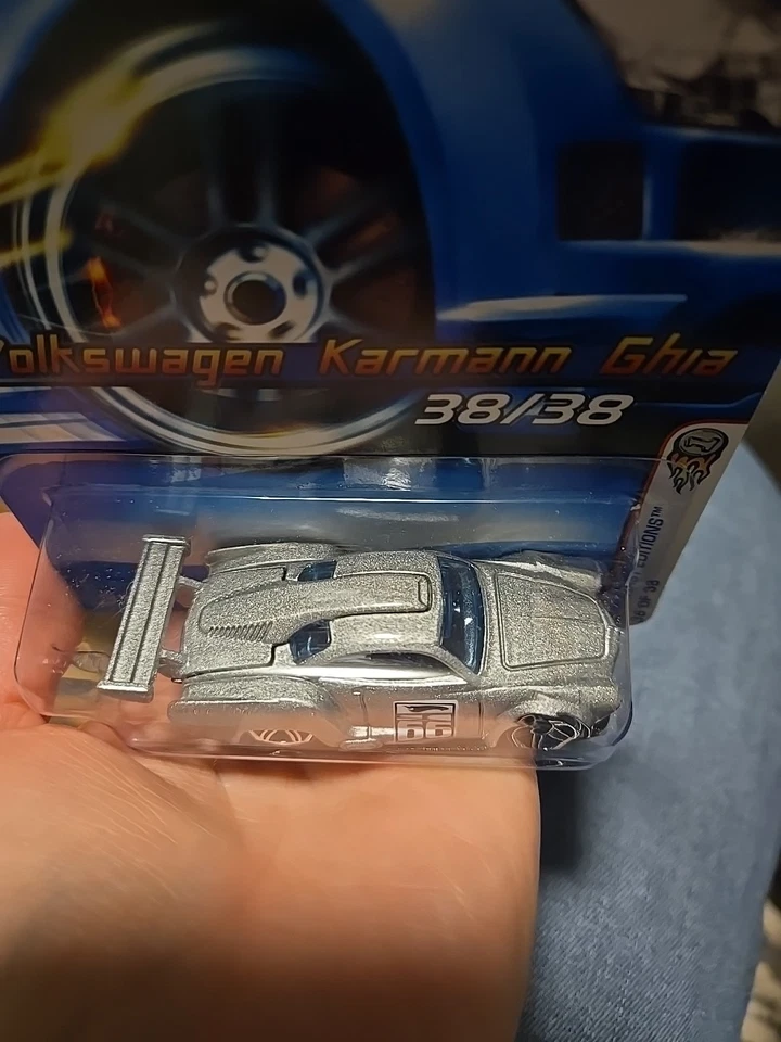 Coche a escala diecast Hot Wheels Volkswagen Karmann Ghia #38/38 plateado 2006 Foto 3 de 4