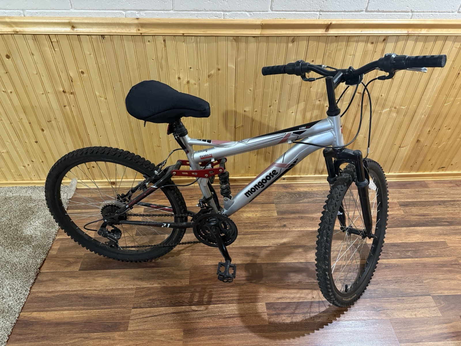 &ndash; Gray/pink/black, 21-speed, Medium Frame
