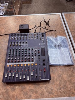 CONSOLA MEZCLADORA YAMAHA MG124cx con adaptador y manual