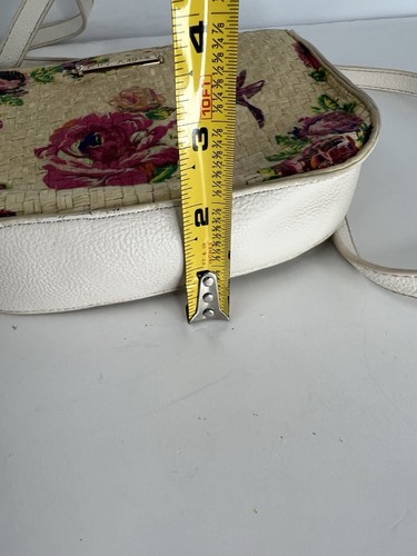 Cartera Bandolera Betsey Johnson Cesta Tejido Colibrí Flores con Herrajes Dorados - Imagen 13 de 13