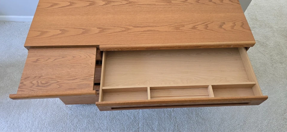 Escritorio de madera maciza, ligeramente usado, grano de madera, oficina en casa, escritorio de habitación infantil Foto 3 de 4