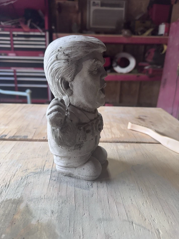 Бетонная садовая статуэтка президента Трампа 8,5 дюйма MAGA - Изображение 2 из 4