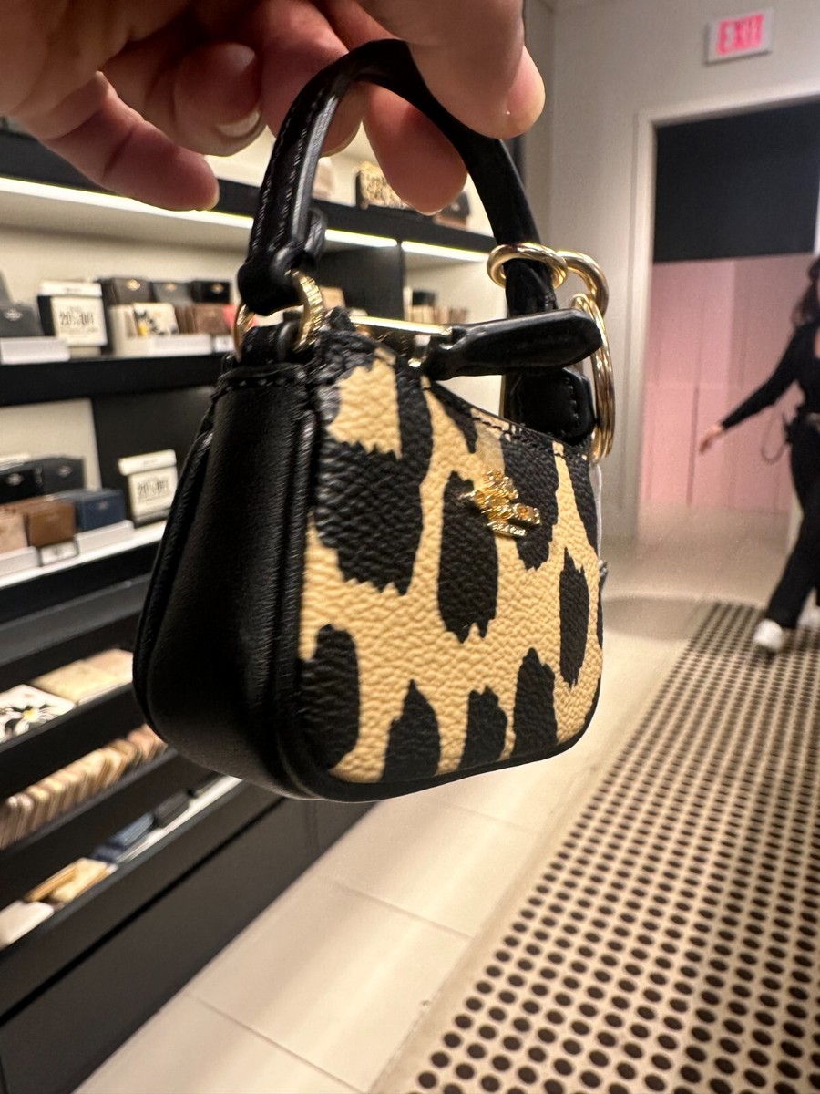 【COACH】 ミニ ノリータ バッグチャーム キーホルダー COACH® Outlet | Mini Nolita Bag Charm In Signature Canvas