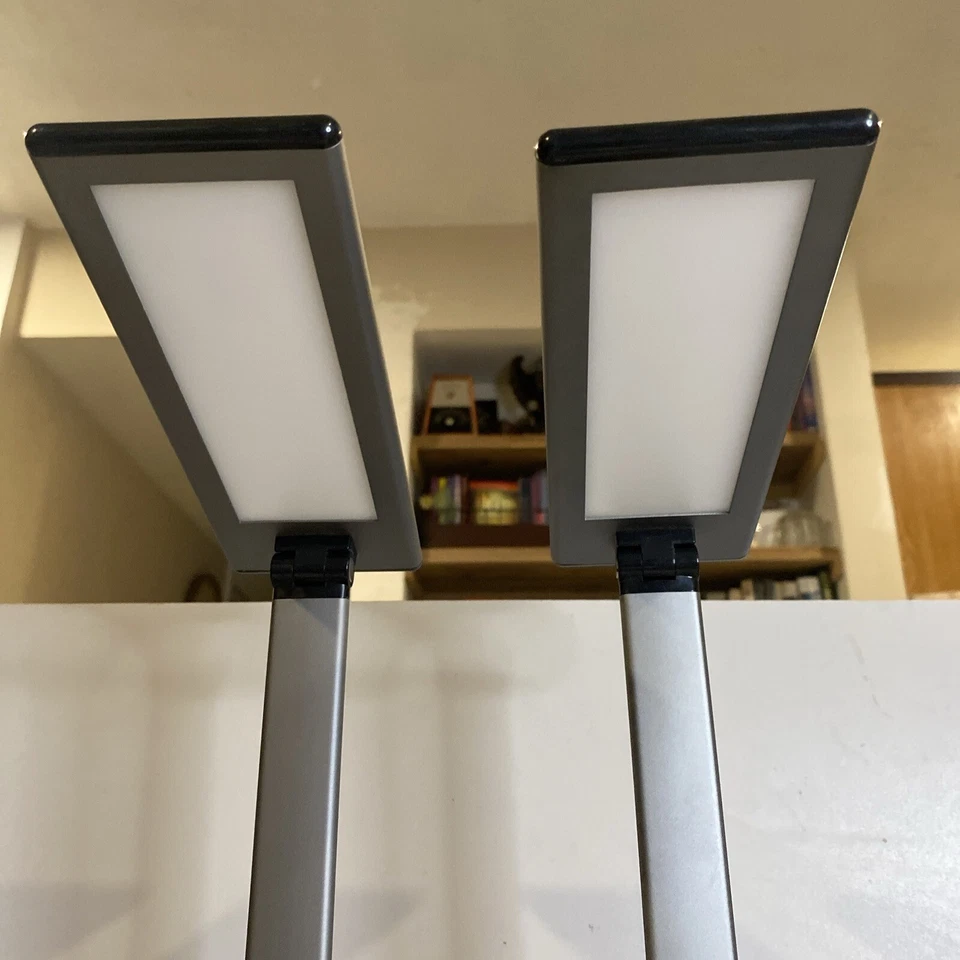 Lâmpada de mesa LED 8W regulável com controle de toque carregador 12v incluído preto e prata - Imagem 4 de 4