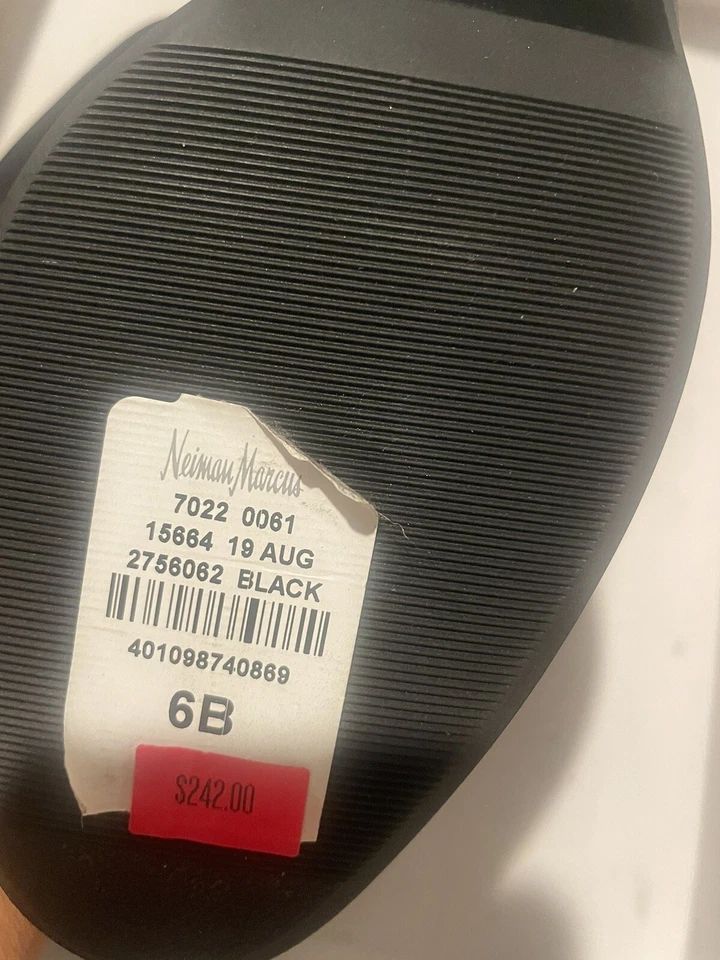 BOTAS TOBILLERAS, TACHONADAS, NAPA NEGRA NEIMAN MARCUS Foto 4 de 4