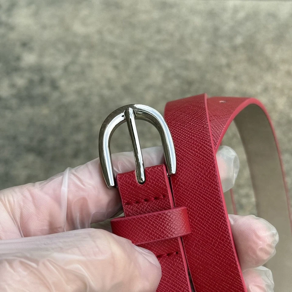 Cinturón ajustado rojo Steve Madden para mujer - hebilla plateada Foto 3 de 4