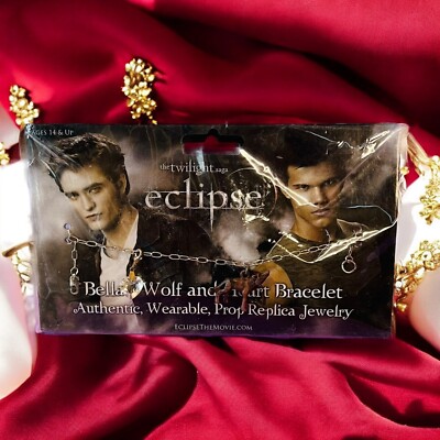 NECA The Twilight Saga Eclipse Bella's Wolf and Heart Charm