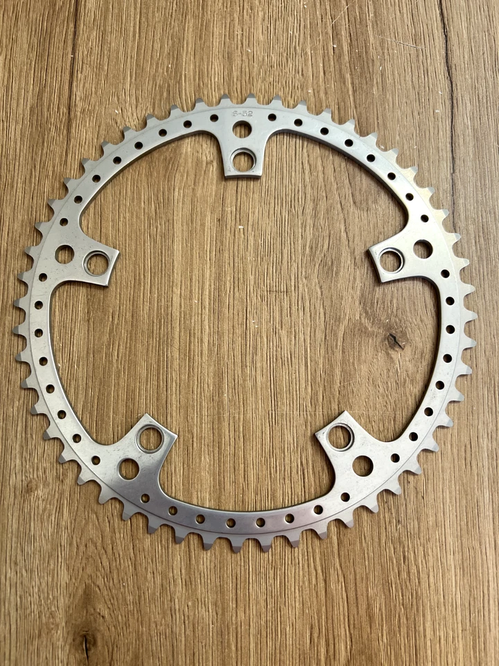 Retro NOS Sugino 52T corona da strada forata 144 BCD, argento - leggera - Immagine 2 di 4