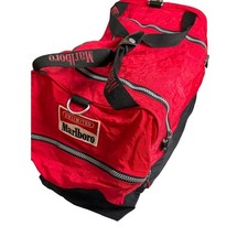 Bolso de Lona Vintage Marlboro Unlimited Grande Rojo Negro y Paquete Trasero Años 90 Marlboro Millas
