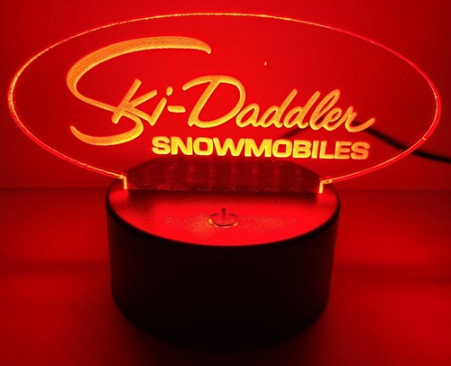 Letrero remoto de escritorio iluminado acrílico grabado láser moto de nieve Ski-Daddler - Imagen 2 de 6