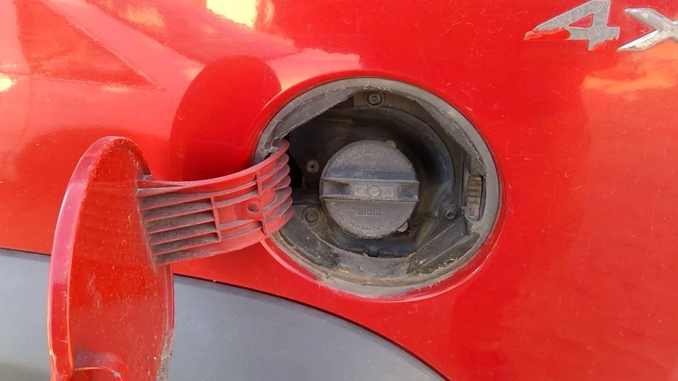 Jeep Liberty 2002 2003 conjunto de cuello de llenado de combustible con tapa de gasolina OEM Foto 2 de 4