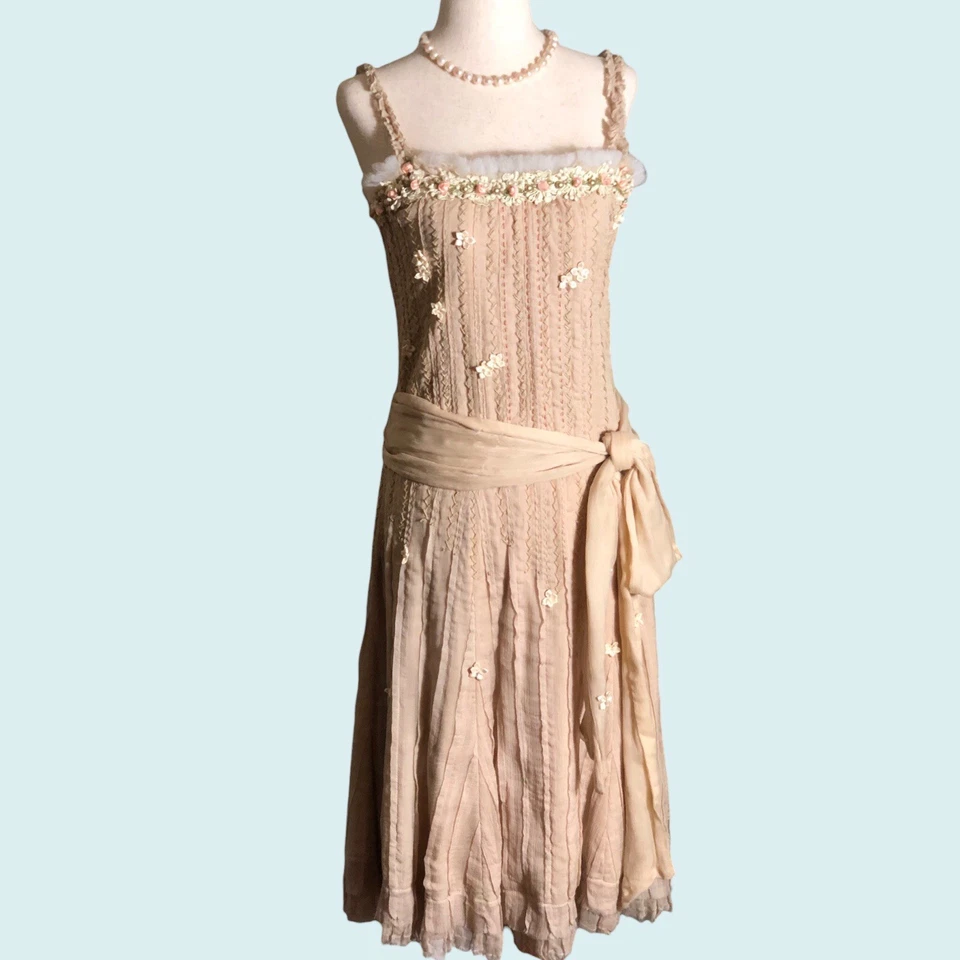 Elegante Vestido de Seda Victoriano Reciclado y Personalizado De Colección: Bordado a Mano y Bordado Foto 2 de 4