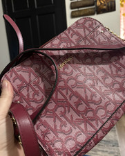 Borsa a tracolla piccola Calvin Klein logo bordeaux, tracolla staccabile, ferramenta oro