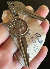 Vtg 1940s-1950s Pontiac Silver Streak Indian Head Car Keys Gm Briggs Tag Vtg 1940s-1950s Pontiac Silver Streak Indian Head Car Keys Gm Briggs Tag