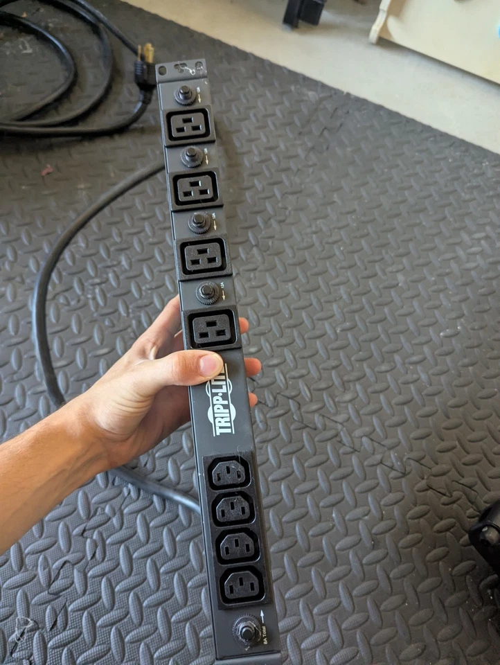 Tripp-lite Basic PDU, 30 A, 20 outlet with 16 c13 & 4 c19- 200/208/240V, L6 30 P - Image 2 of 4