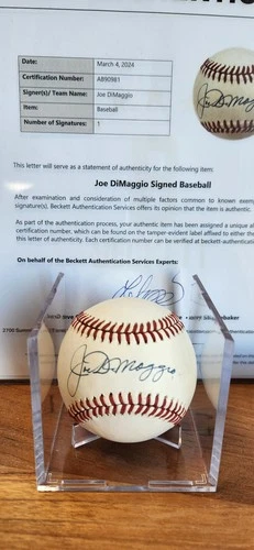 Joe DiMaggio Signed Baseball  Beckett Auth