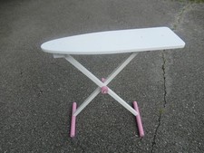 Funda para tabla de planchar de madera rosa y blanca KidKraft con cubierta de tela (jugar simulado)
