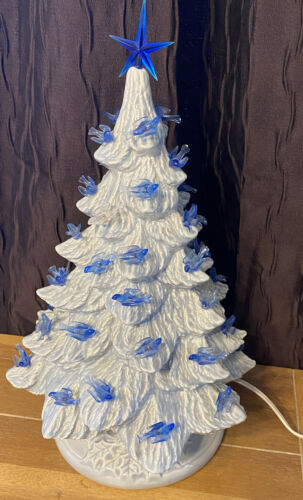 Árbol de Navidad blanco de cerámica vintage de 12"" con pájaros azules pájaros claros y estrellas - Imagen 1 de 3