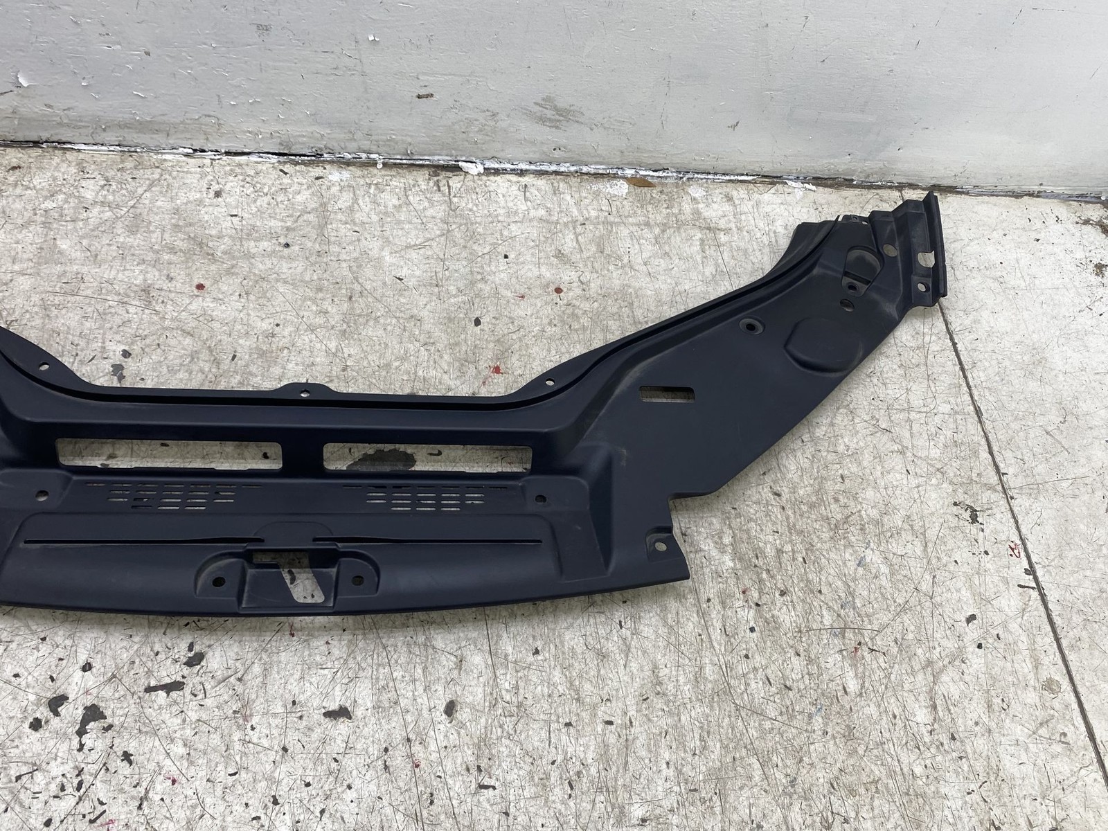 2017-2022 MASERATI LEVANTE OEM FRONT RADIATOR SUPPORT COVER TRIM PANEL 670042318