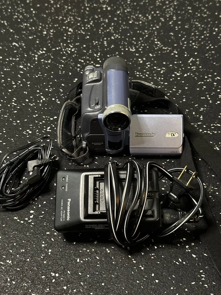 Panasonic PV-GS9 Digital Video Camcorder With Charger/OEM Battery, Works great - Image 2 of 4