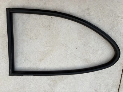 BMW E46 M3 330ci 325ci REAR VENT WINDOW INNER WEATHER STRIP 8252621 LEFT/RIGHT